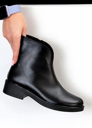 Лаконичные натуральные зимние ботинки