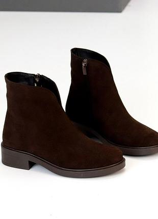 Лаконичные натуральные зимние ботинки