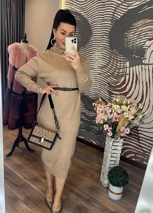 Бежевое миди платье свободного кроя с высоким горлом и с поясом в комплекте