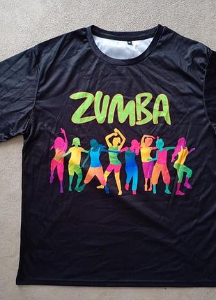 Футболка з яскравим принтом.