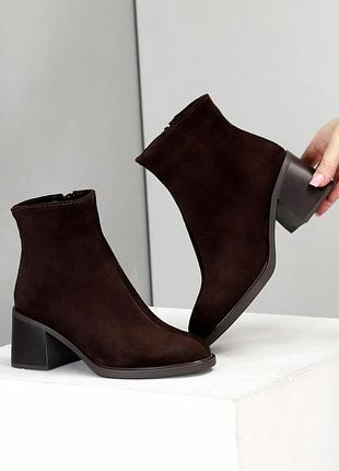 Натуральные замшевые демисезонные ботинки - ботильоны цвета шоколад