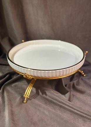 Тарелка сервировочная yiwu lb-1573g фарфоровая на металлической подставке 25 см белый с золотым
