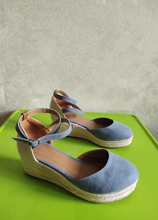 Текстильные женские босоножки на танкетке 39 размера от бренда anna field