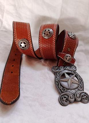 Кожаный ремень с массивной пряжкой