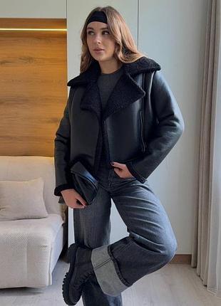 Укорочена дублянка чорного кольору чорна дублянка авіатор