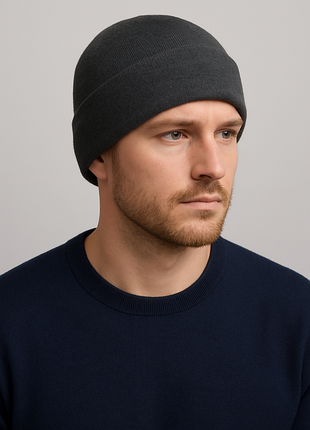 Шапка унисекс, темно- серого и темно- синего цвета. держит форму.. будет удобна с отворотом, да без него. двойная, можно носить и в зиму.