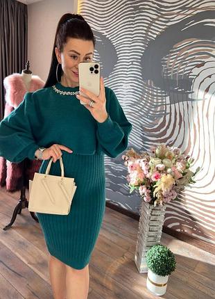 Изумрудный теплый комплект платье и свитер украшен пришитым колье