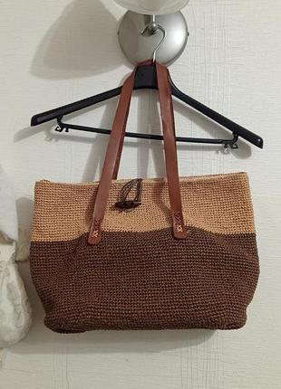 Натуральная сумка с кожаными ручками.