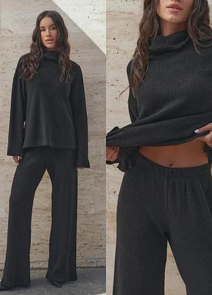 Чорний костюм прогулянковий дрібної в'язки зі штанами і кофтою вільного крою