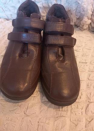 Короткие женские ботинки туфли  коричневого цвета на  искусственном меху, с застежкой на 2 липучках, 37,5-38 размер.