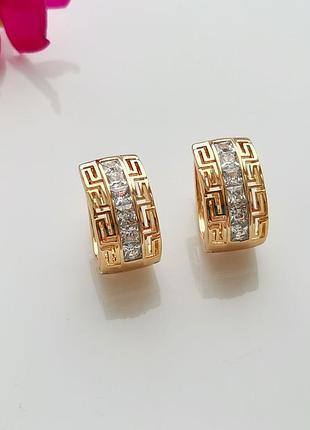 Золотые серьги-кольца с геометрическим узором и кристаллами