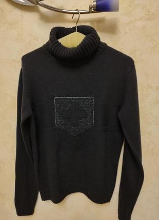 Красивый шерстяной свитер