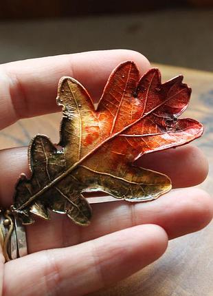 Брошка дуб