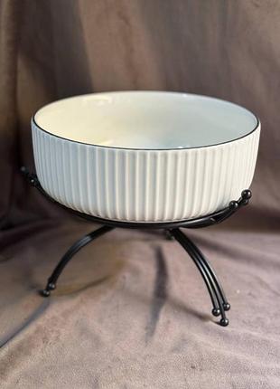 Салатница yiwu lb-1569b фарфоровая на металлической подставке 20 см белый с черным