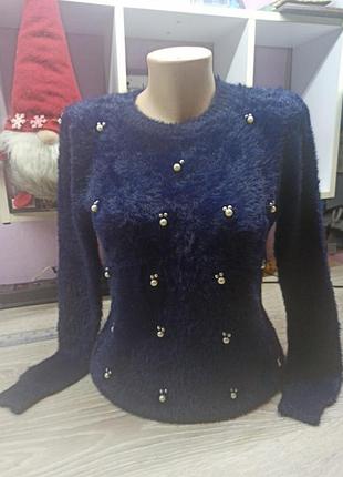 Джемпер женский, насыщен синего цвета украшен бусинками