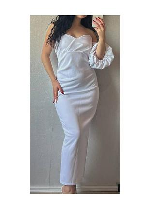 Стильное модное актуальное белое платье с одним рукавом