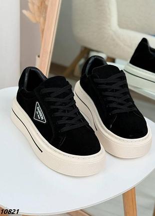 Кроссовки женские