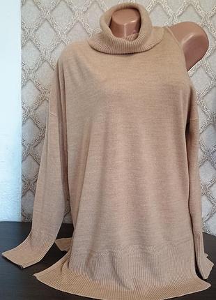 Гарний подовжений светрик з одним відкритим плечем.