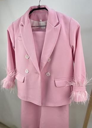 Брючний костюм рожевий трійка з пірʼям жакет та штани палаццо