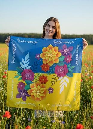 Шовкова хустка із українською символікою