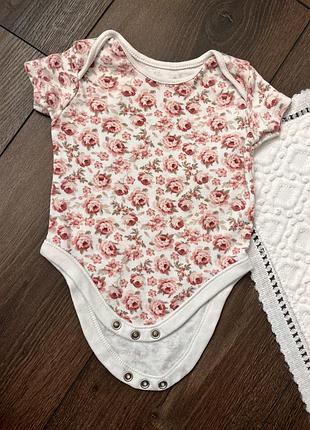 Білий бавовняний боді короткий рукав з квітами трояндами для дівчинки 3-6 міс 68 см