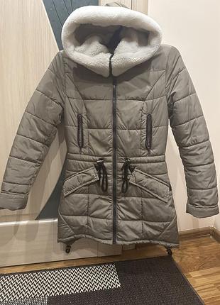 Куртка тепла жіноча демісезонна або єврозима , подовжена з капюшоном, колір хакі,