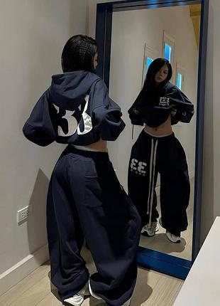 Стильный костюм с резинкой на брюках и лого