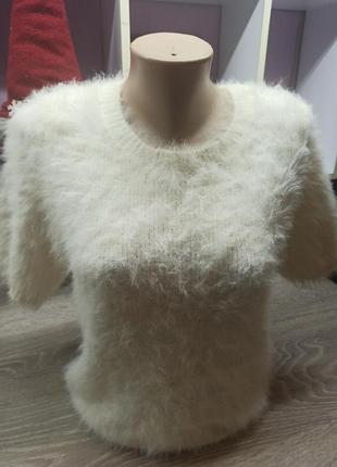 Женский джемпер пушистик с коротким рукавом, цвета слоновая кость