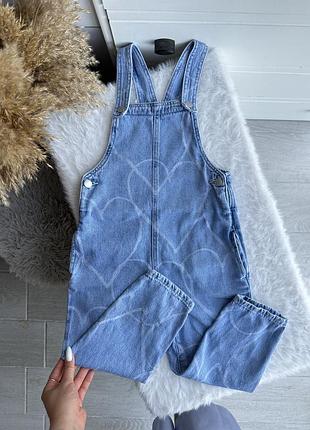 Стильний джинсовий комбінезон із сердечками на дівчинку 5 років