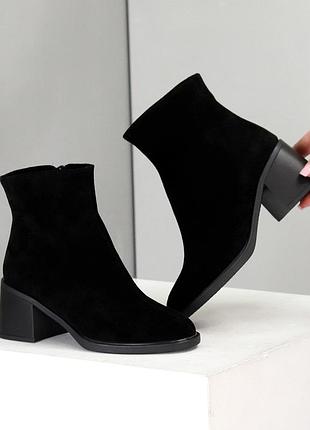 Классические лаконичные черные замшевые ботильоны на среднем каблуке
