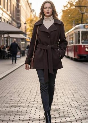 🤎тепле, м’яке й елегантне — створене, щоб підкреслити твою жіночність. приталений крій, пояс, великий комір і глибокі кишені