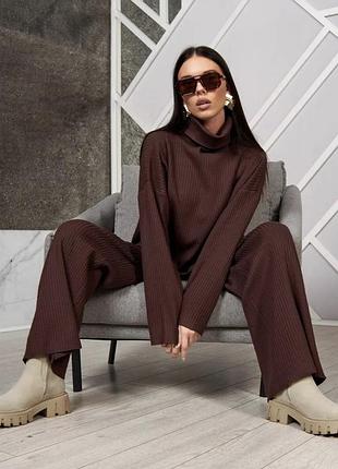 Костюм в трендовому кольорі