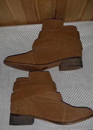 Рыжие коричневые замшевые ботиночки на низком ходу с пряжечками по бокам.8 фото