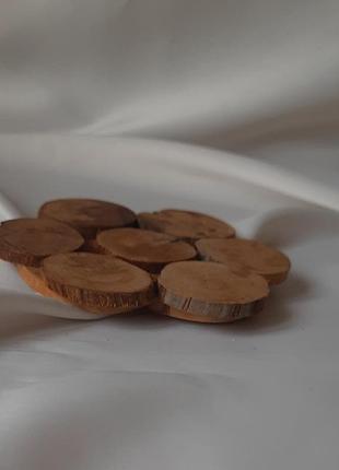 Деревянная подставка комбинированная из спилей можжевельника