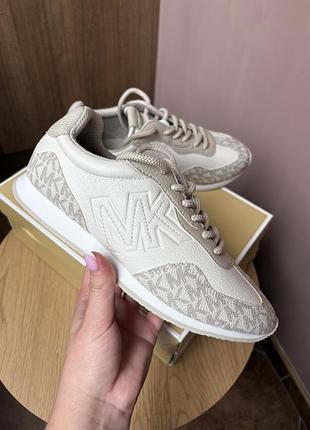 Нові кросівки від майкл корс. розмір us 7,5, підійдуть на стопу 23 см.