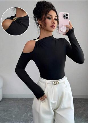 Стильный лонгслив с открытым плечом