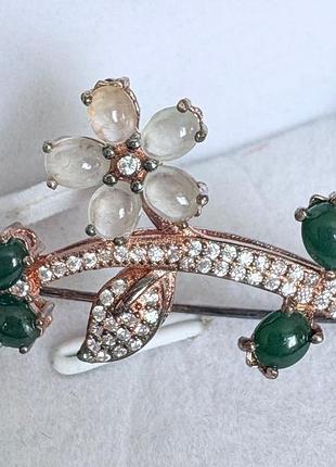 Брошь с белыми и зелеными камнями