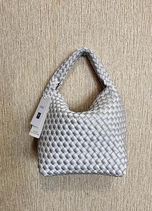 Стильна плетена сумка в срібному кольорі marks & spencer, нова