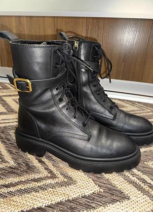 Шкіряні черевики , дуже зручні , на ніжці виглядають акуратно, підійдуть як на вузьку так і на широку ніжку . в дуже гарному стані.