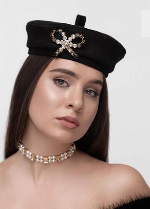 Чорний берет із стразовим бантом