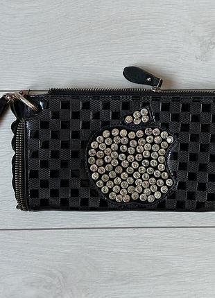 🎁черная лаковая сумка-клатч с тисненым узором в клетку, украшенная стразами в форме яблока. в стиле apple 🍏