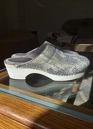 Туфлі, сабо, шльопанці шкіра під змію