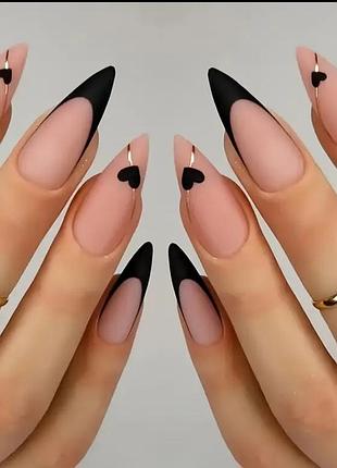 Додайте романтики зі цими 24 довгими чорними французькими серцевидними матовими накладними нігтями