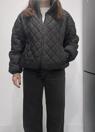 Чорна стьобана куртка-бомбер