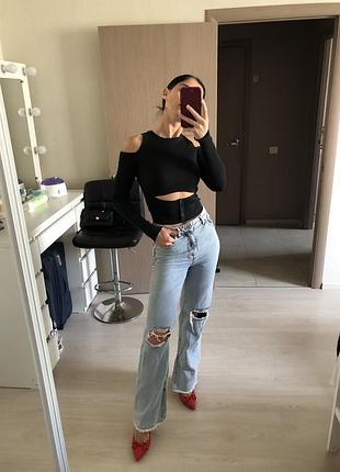 Джинси блакитного кольору ,із рваними колінами