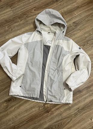 Це жіноча куртка-вітрівка бренду raiski, виконана в білому кольорі з сірими смужками