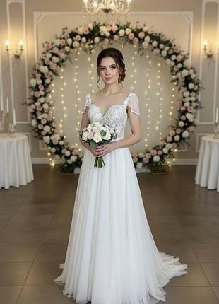 Нова сукня з маленьким шлейфом