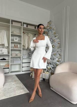 Женское платье, с подвесками по рукавам и спинке. 
застегивается верх на пуговицы, по спинке молния