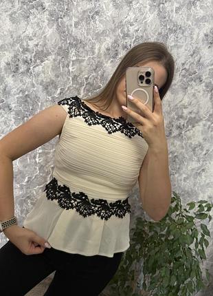 Блуза молочна блуза з чорним мереживом lipsy