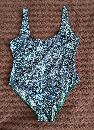 Слитный купальник с абстрактным принтом и открытой спиной 💧